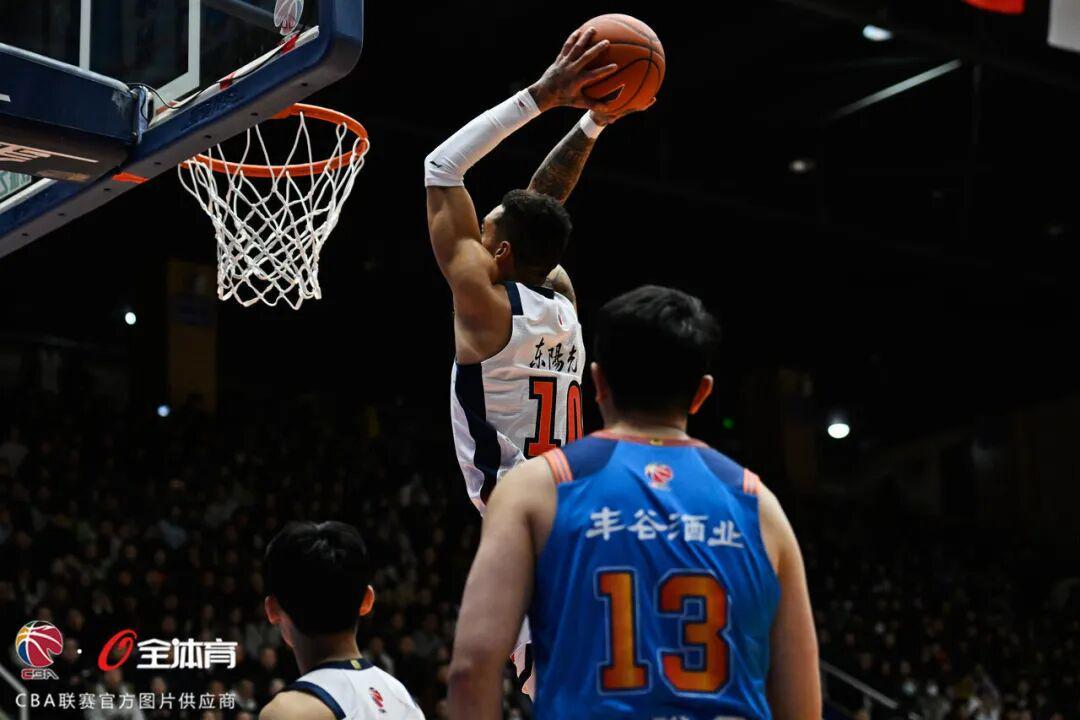 华体会体育-“千胜”加冕夜！华南虎104-76力克四川